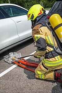 Löschsystem für E-Autos - Per Dorn zum Brandherd Löschsystem für E-Autos - Per Dorn zum Brandherd