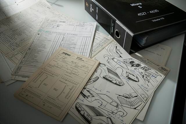 Seit Lamborghini vor sechs Jahren diese historische Abteilung gegründet hat, gehört die Recherche in alten Produktionsunterlagen zum täglichen Geschäft der Oldtimer-Spezialisten