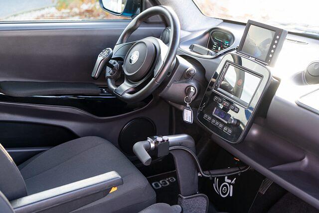 Sondermanns hat den e-Go Life unter anderem mit Lenkraddrehknauf und einem Handbediengerät für Gas und Bremse ausgestattet