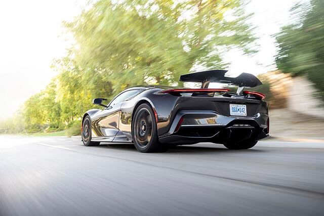 Neben dem schieren Schub begeistert vor allem die Präzision, mit der man den Battista fahren kann, wenn jeder Motor einzeln angesteuert und die Kraft auf diese Weise perfekt an alle vier Räder...