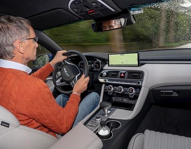 Der Innenraum wirkt gediegen und luxuriös, das Cockpit bildet eine gute Mischung aus Digitalisierung, Touchscreen und klassischen Knöpfen und Schaltern