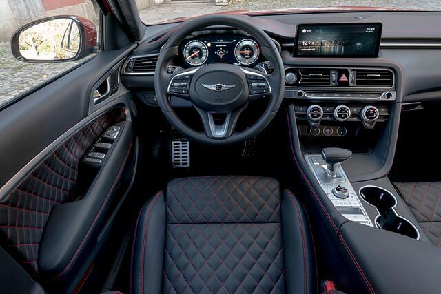 Das Cockpit ist edel ausstaffiert