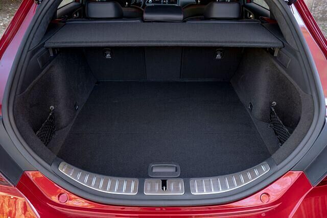 Die Ladeöffnung ist eher eng geschnitten