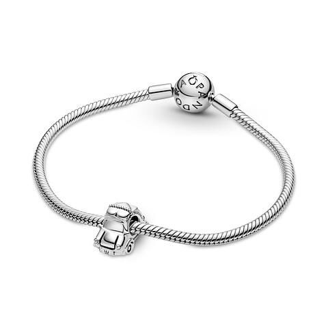 Ihre Liebe zum (Elektro-) Auto kann Frau mit einem Pandora-Charm am Bettelarmband bezeugen