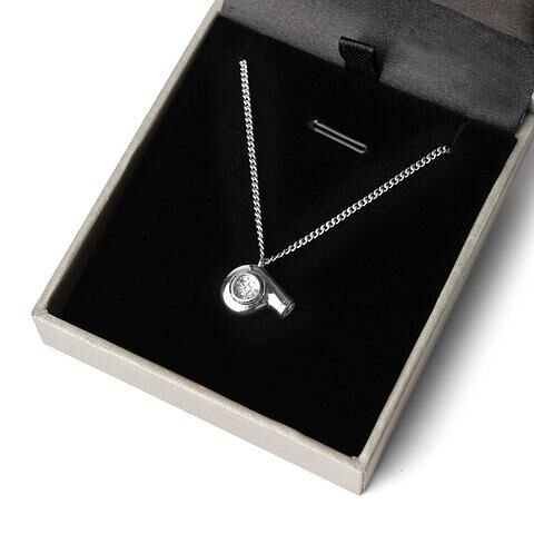 Die Halskette aus Edelstahl und Silber zeigt einen stilisierten Turbolader