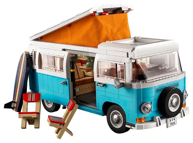 Aus 2.207 einzelnen Kunststoff-Steinchen bastelt sich der Lego-Fan hier seinen Camping-Traum zusammen
