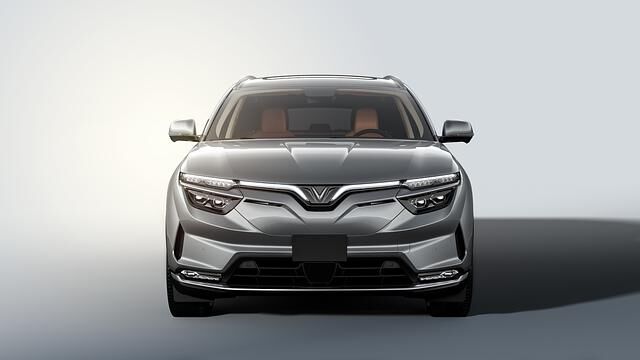 Erkennungszeichen von VinFast ist das patriotische V als LED-Signatur im Kühlergrill