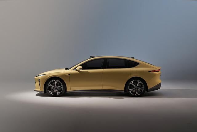 Mit rund 4,80 Meter ist der ET5 etwas kürzer als das Model 3 von Tesla