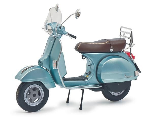 Mit einem Maßstab 1:10 kommt die Piaggio „70 Jahre Vespa“ (80 Euro) von Miniaturen-Hersteller Schuco auf knapp 20 Zentimeter Gesamtlänge
