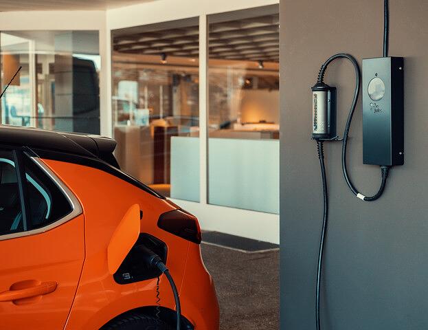 Neben fest installierten Boxen gibt es auch einige mobile Ladegeräte wie Juice Booster, NRG Kick oder den Go-e Charger