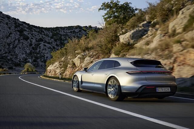 Ab März stehen fünf Versionen des Porsche Taycan Sport Turismo zur Wahl