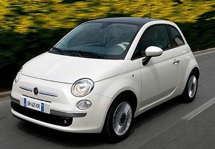 <h3 class='text-xl font-medium md:text-2xl md:font-semibold'>Platz 1: FIAT 500</h3><p><a title="Tests und Erfahrungen Fiat 500" href="https://www.autoplenum.de/auto/fiat/500/kleinwagen-2007">Zu den Tests und Erfahrungen mit dem Fiat 500</a></p>
<p>500 Gründe 500 zu fahren? Die schönen 1960er, der herzige Blick, fraulicher Beschützerinstinkt, das nette Retrocockpit, die fünf Sterne im Crashtest, das leichtfüßige Handling, … Vorne sitzt man hoch oder zu hoch (je nach Fahrerin). Viel Platz gibt es weder auf der Rückbank noch im Gepäckabteil (185 l). Aber schon das Basismodell ist mit 69 PS eine runde Sache. Das Fahrwerk ist bombensicher, jedoch, da die leichtgängige Lenkung etwas im Trüben fischt, nicht ganz so kurvenheiß wie das des MINI. Dafür gibt es den Abarth 500 mit 135 oder 160 PS – aber der ist ja fast schon wieder ein Männerauto.</p>