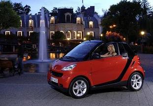 <h3 class='text-xl font-medium md:text-2xl md:font-semibold'>Platz 3: SMART Fortwo Cabrio</h3><p><a title="Tests und Erfahrungen Smart Fortwo Cabrio" href="https://www.autoplenum.de/auto/smart/fortwo/cabrio-2007">Zu den Tests und Erfahrungen mit dem Smart Fortwo Cabrio</a></p>
<p>Näher als mit dem Fortwo kommt man seiner Gucci-Tasche selten. Stichwort: Stadt parken mit 2,70 m. Die schärfsten Unartigkeiten des 98er Ur-Fortwo (Schaltrucke, Knüppelfahrwerk, freudlose Lenkung) gibt´s stark abgemildert. Das gute Raumangebot, die überdurchschnittliche Verarbeitungsqualität, das relativ große Gepäckabteil und die flotte Elektro-Kapuze sind die Pluspunkte. Der für Größe und Gewicht gar nicht so niedrige Verbrauch, die Unterhaltskosten und die Heizungs- und Klimaanlage stoßen den Besitzern etwas auf. Die strikte Zweisitzigkeit macht den Smart zudem zum Kindermuffel, gerade der 98 PS-Turbo aber genauso zur lustig-luftigen Kompaktsause.</p>