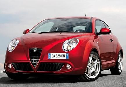 <h3 class='text-xl font-medium md:text-2xl md:font-semibold'>Platz 7: ALFA ROMEO MiTo</h3><p><a title="Tests und Erfahrungen Alfa Romeo MiTo" href="https://www.autoplenum.de/auto/alfa-romeo/mito/kleinwagen-2008">Zu den Tests und Erfahrungen mit dem Alfa Romeo MiTo</a></p>
<p>Die MiTo-Basis bildet der Fiat Grande Punto. Das Ergebnis ist pures Italien auf 4,06 x 1,72 x 1,44 m: Charme im Blick, V-förmiges Kühlerdekolleté, hohe Gürtellinie, deutlich akzentuierte Hüften und ein prächtiger Po mit runden LED-Rückleuchten. Das Mehr an Innen- und Kofferraum gegenüber dem direkten Konkurrenten MINI kommt besser, die hohe Ladekante beim Beladen nicht. Hinzu zur direkten Lenkung und kräftigen Bremsen haucht das serienmäßige „D.N.A.“-Fahrdynamiksystem dem MiTo auf Schalterdruck markant mehr Leben ein. Damit ist der Alfa ganz klar ein bisschen MINI: schön, teurer weil schön, schön nahe am Puls der Straße.</p>