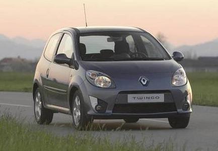 <h3 class='text-xl font-medium md:text-2xl md:font-semibold'>Platz 8: RENAULT Twingo</h3><p><a title="Tests und Erfahrungen Renault Twingo" href="https://www.autoplenum.de/auto/renault/twingo/kleinwagen-2007">Zu den Tests und Erfahrungen mit dem Renault Twingo</a></p>
<p>Von 1993 bis 2007 liebte Frau ihn wegen der schönen Kulleraugen, dem großen Innenraum längsverstellbarer Rücksitzbank (Option: mehr Koffer- oder mehr Fußraum) und wegen dem riesigen Faltdach. Der neue Twingo vermittelt aber fraglos mehr Zufriedenheit beim Sitzen (trotzdem: zu wenig Seitenhalt) und der Belüftung. Der Fahrkomfort ist ausgeprägt, das Alltagstalent auch. Warum es für die Basisversion kein ESP gibt? Die Antwort auf diese Frage fällt genauso schwer wie auf die, warum das Kultige des ersten Twingo beim Twingo II so gründlich verloren gegangen ist.</p>