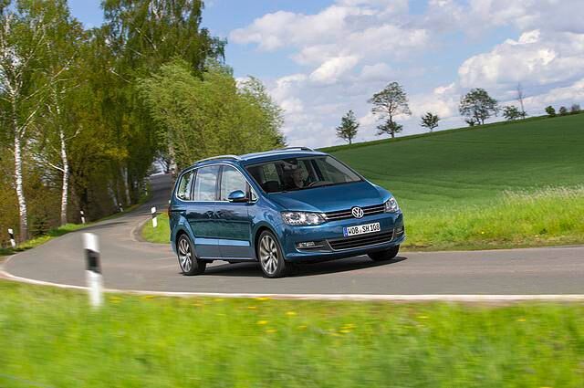 <h3 class='text-lg font-medium md:text-xl md:font-semibold'>Platz 8: VW Sharan</h3><p><a title="Tests & Erfahrungen VW Sharan " href="https://www.autoplenum.de/auto/vw/sharan/van-2010">Zu den Tests & Erfahrungen mit dem VW Sharan</a></p>
<p><strong>Anzahl Sitze:</strong> 7<br /> <strong>Beschleunigung von 0 auf 100 km/h:</strong> 7,8 Sekunden</p>
<p> </p>
