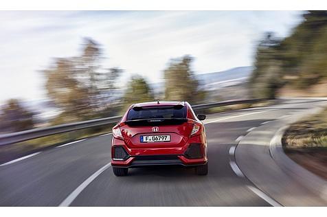 Das Heck mit dem großen Spoiler ist aber immer noch auffällig