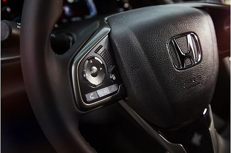 Die Lenkradbedienung braucht etwas Eingewöhnungszeit