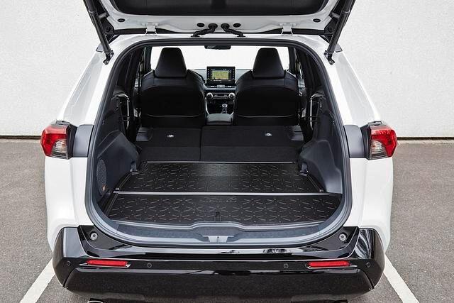 Der Kofferraum fällt mit knapp 500 und maximal 1.600 Litern etwas kleiner aus als bei der Version mit reinem Benzinantrieb (580 – 1.690 Liter)