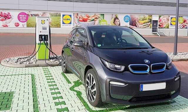 Die Ladeleistung und die Verfügbarkeit von Fahrstrom spielt bei der Kaufentscheidung eine Rolle