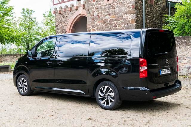 Für den Transport von Personen eignet sich unter Platz- und Komfortgesichtspunkten die längste, 5,30 Meter messende Variante in der edlen Business-Lounge-Ausstattung