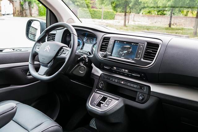 Das 7-Zoll-Display im Armaturenbrett wirkt angesichts der heute üblichen Monitorgrößen fast schon mickrig