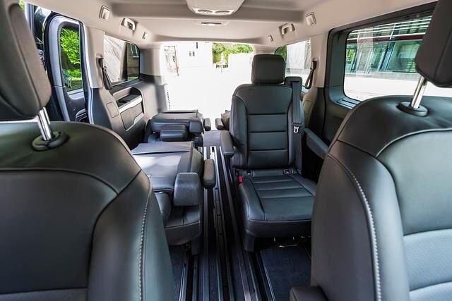 Denn dank seines Radstands von 3,28 Meter bietet das 5,30-Meter-Schiff nicht nur Platz für sechs (optional sieben) Personen, die obendrein bequem über zwei Türen vorne und zwei breit öffnende...