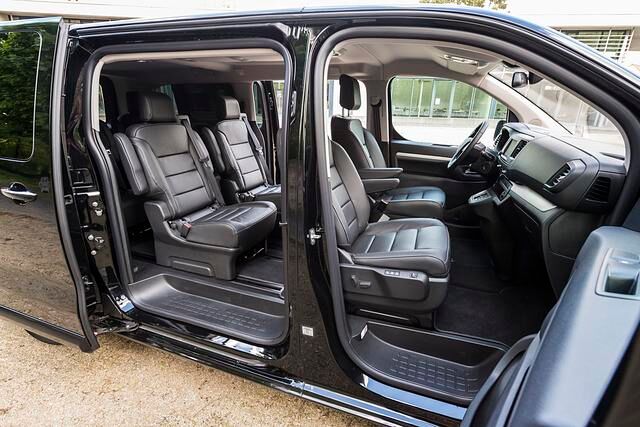 Während die Passagiere bequem auf ihren Einzel-Ledersitzen Platz nehmen, schauen sie auf viel, allerdings gut verarbeitetes Hartplastik