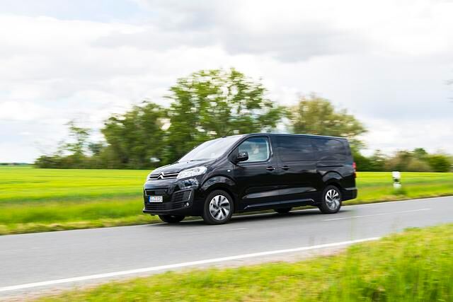 Obwohl der Motor mit seinen 136 PS für ein Fahrzeug mit über 2,4 Tonnen Leergewicht und fast 3 Tonnen Gewicht bei voller Beladung auf den ersten Blick als etwas schwachbrüstig erscheint, verrichtet...