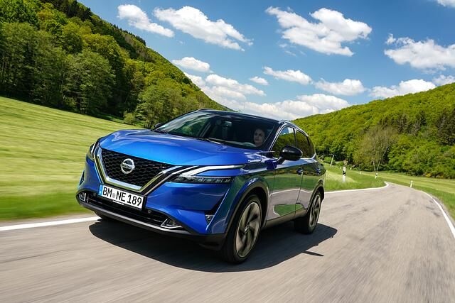 Auffallend die Scheinwerfer, die sich vom Kühlergrill wegbewegend in zwei Teile trennen