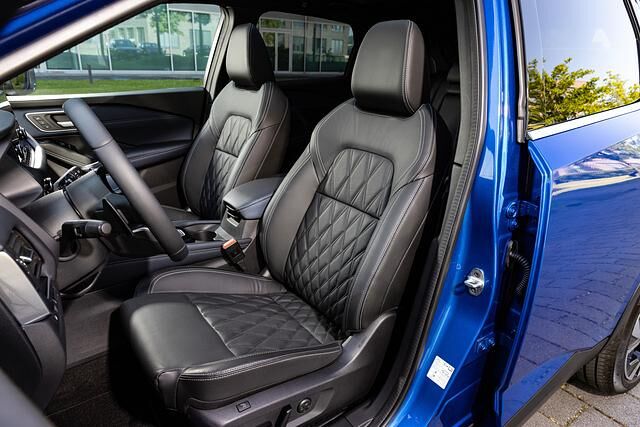 Der Fahrer freut sich am sorgsam eingerichteten Cockpit und genießt die sehr guten Sitze