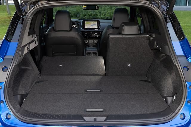Der Kofferraum fällt mit 436 Litern wiederum recht bescheiden aus. Wer die Rücksitze umlegt kann das Ladevolumen immerhin auf über 1.400 Liter erweitern