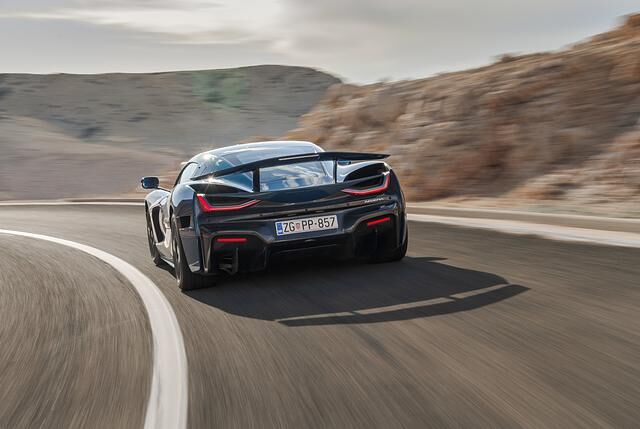 Neben dem schieren Schub begeistert auch die Präzision, mit der sich der Nevera fahren lässt