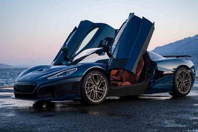 Auch mit seinen nach oben öffnenden Türen wird ein Rimac Nevera Aufsehen erregen