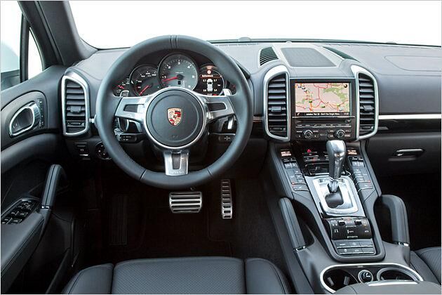 Auch die Armaturentafel ist wuchtig geraten