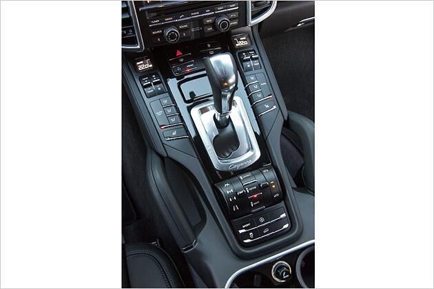 Die breite Mittelkonsole ist mit Schaltern und Knöpfen überfrachtet