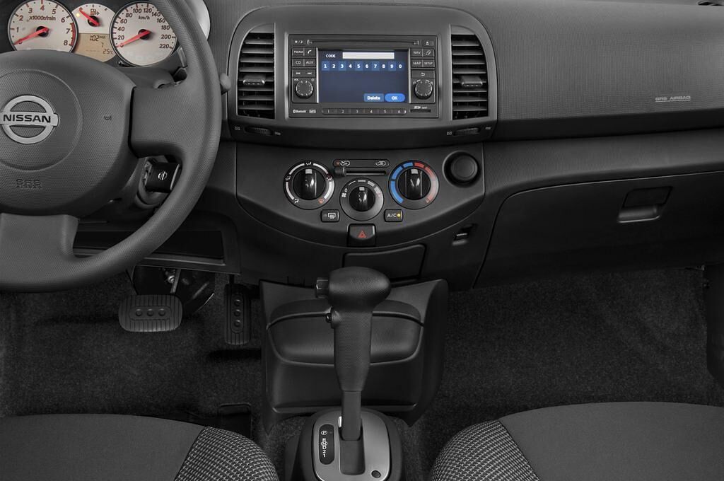 Nissan Micra (Baujahr 2009) Visia 5 Türen Mittelkonsole
