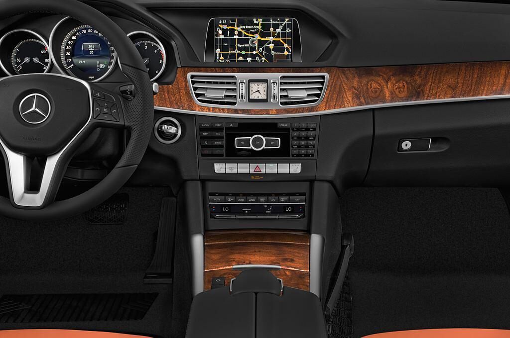 Mercedes E-Class (Baujahr 2015) Elegance 4 Türen Mittelkonsole