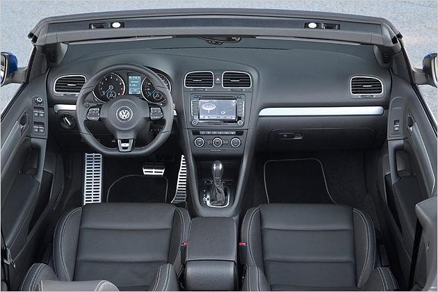 Edelstahl auf den Pedalen, Alumimium im Cockpit: Auch innen hält sich das Golf R Cabrio zurück