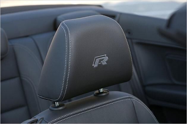 Ledersportsitze mit R-Logo sind im Preis inklusive