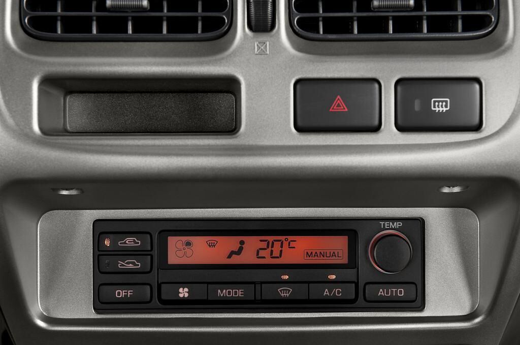 Nissan NP300 (Baujahr 2009) Bï¿½sico 2 Türen Temperatur und Klimaanlage