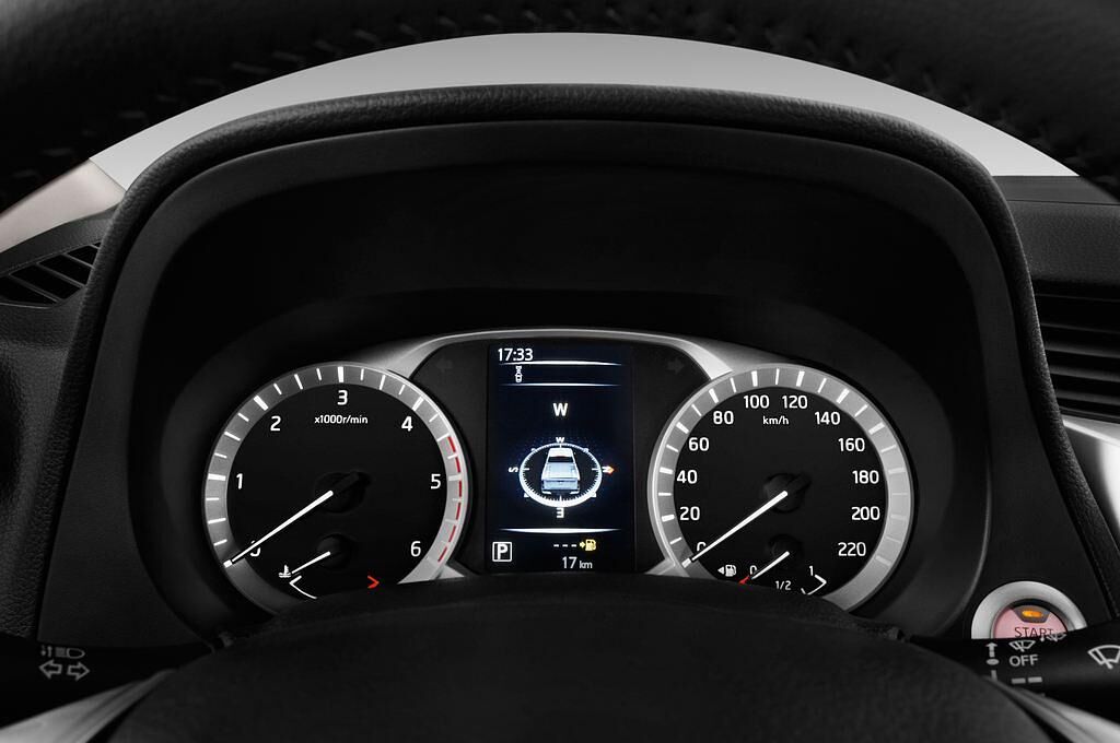 Nissan NP300 (Baujahr 2016) Tekna 4 Türen Tacho und Fahrerinstrumente