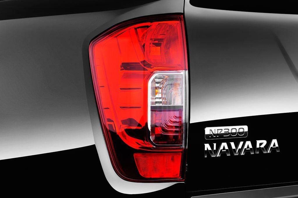 Nissan NP300 (Baujahr 2016) Tekna 4 Türen Rücklicht