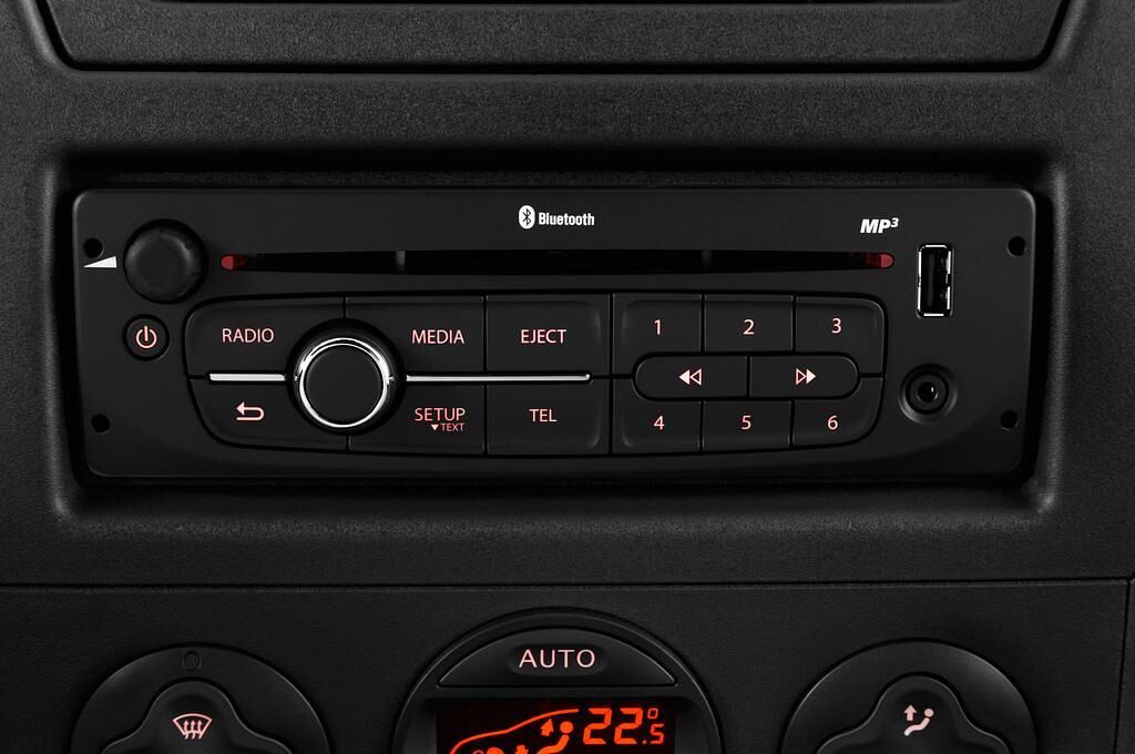 Nissan NV400 (Baujahr 2015) Comfort 4 Türen Radio und Infotainmentsystem
