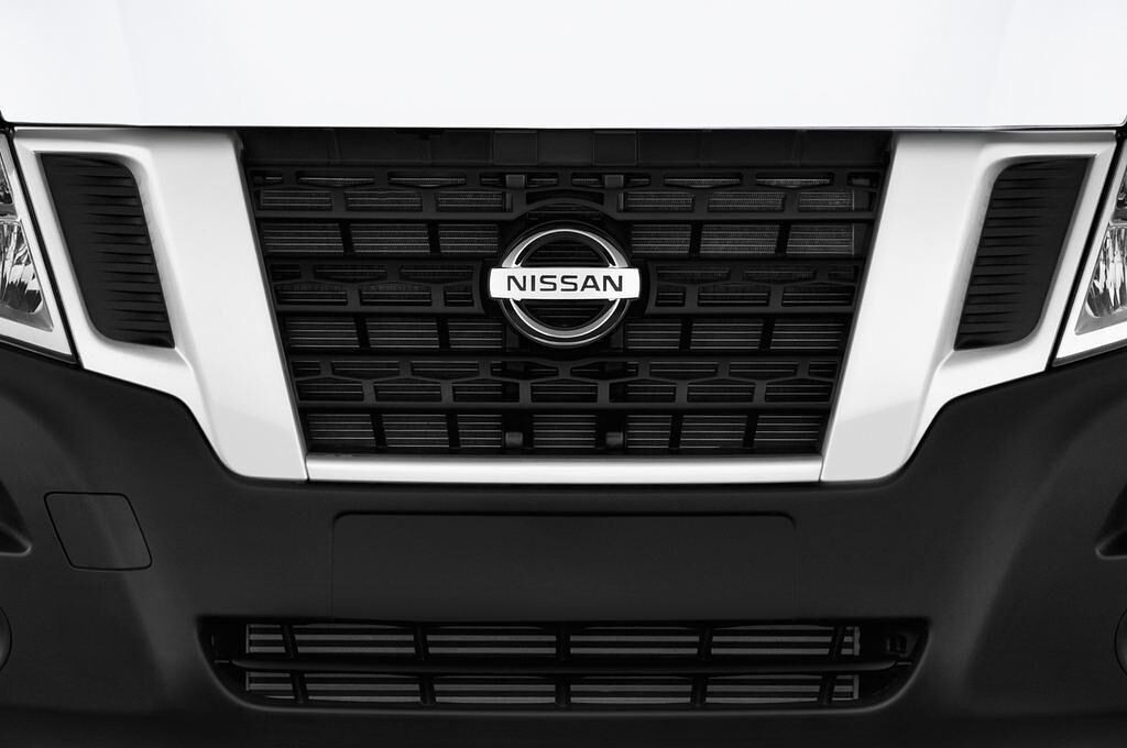 Nissan NV400 (Baujahr 2015) Comfort 4 Türen Kühlergrill und Scheinwerfer