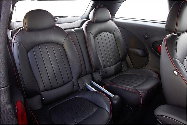 Im Fond gibt es ausschließlich Einzelsitze