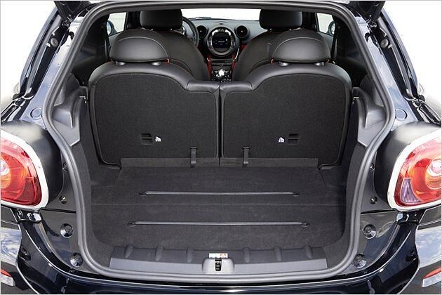 Immerhin 330 Liter passen im Normalzustand in den Kofferraum