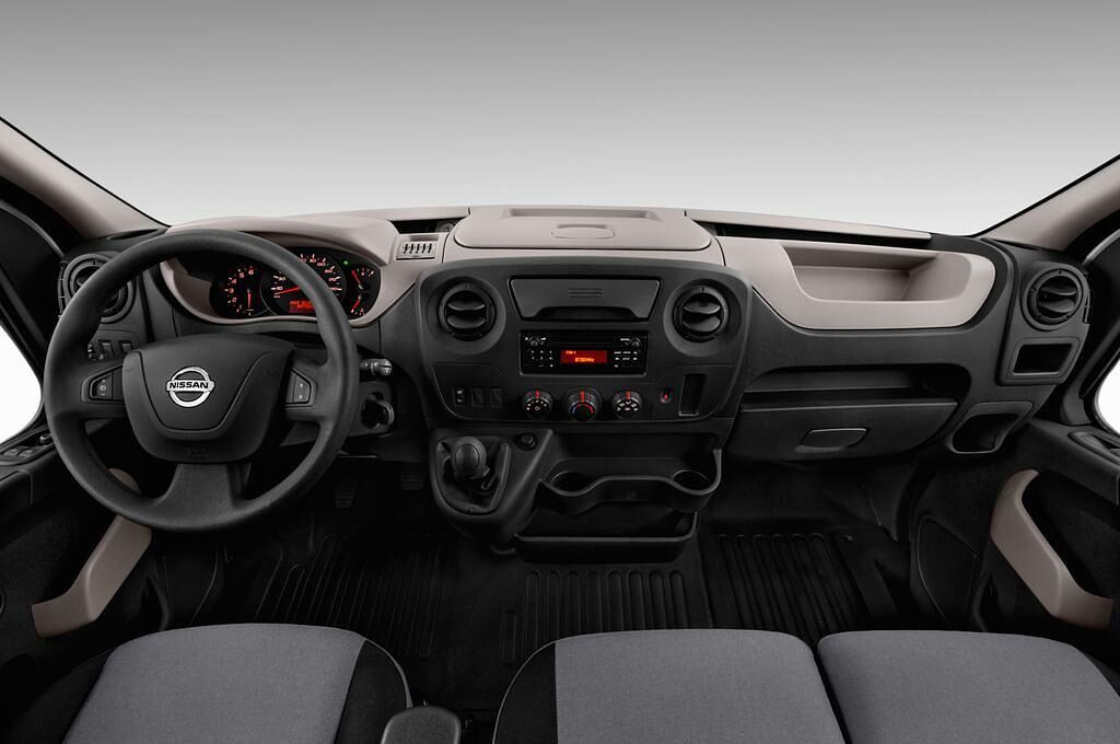 Nissan NV400 (Baujahr 2016) Pro 4 Türen Cockpit und Innenraum