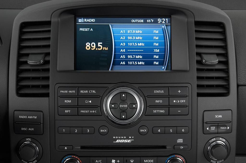 Nissan Pathfinder (Baujahr 2010) LE 5 Türen Radio und Infotainmentsystem