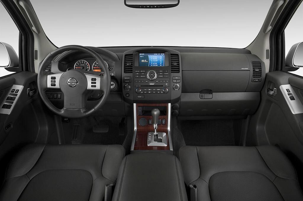 Nissan Pathfinder (Baujahr 2010) LE 5 Türen Cockpit und Innenraum